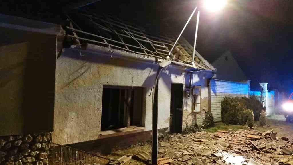 Výbuch zdemoloval dům na Hodonínsku: Jeden zraněný, poškozená i sousední budova